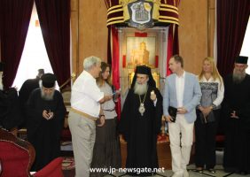 Блаженнейший Патриарх с представителями Русской благотворительной миссии