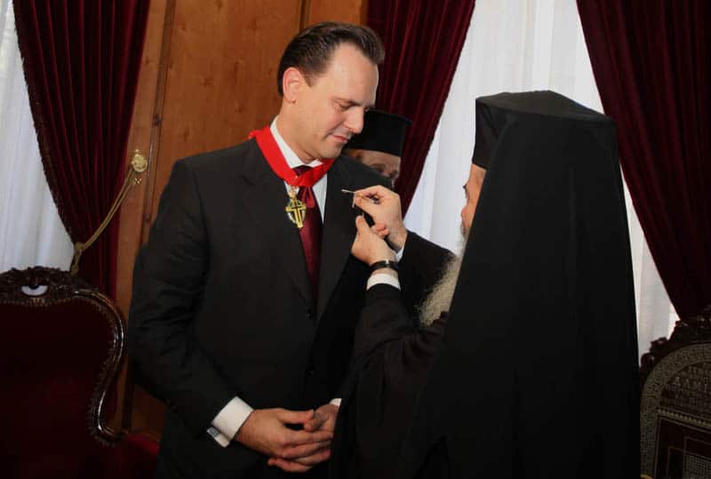 غبطة البطريرك يهدي الوزير رمز تذكاري يخص اباء القبر المقدس