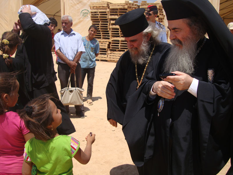 غبطة بطريرك المدينة المقدسة كيريوس كيريوس ثيوفيلوس الثالث يزور مخيم اللاجئون السوريون في الأردن