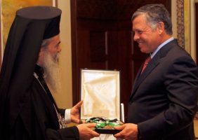 Блаженнейший Патриарх принимает награду от короля Абдаллы ибн Хусейна