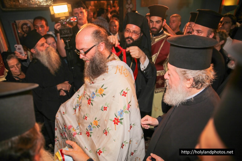 Archimandrite Nektarios receives the icon of Theotokos