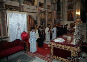Его Высокопреосвященство Архиепископ Лиддский и Сопровождение у священного Алтаря