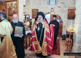 Архиепископ Севастийский входит в часовню Святого Димитрия