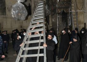 Установка лестницы Православными для очистки