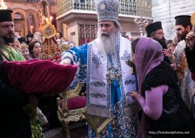 Блаженнейший Патриарх освящает паству во время Божественной литургии
