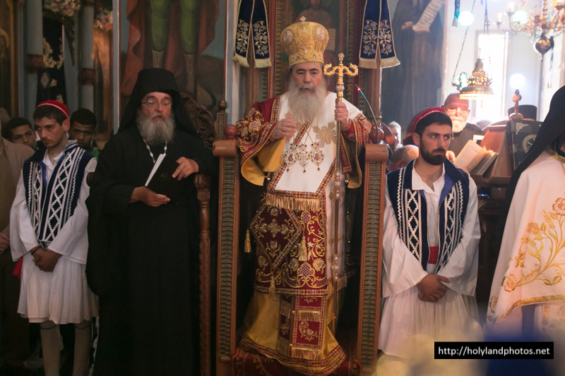 Блаженнейший Патриарх совершает Божественную литургию с отцом Хрисостомом