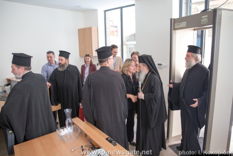 Блаженнейшицй Патриарх входит в новое здание Консульства Греции