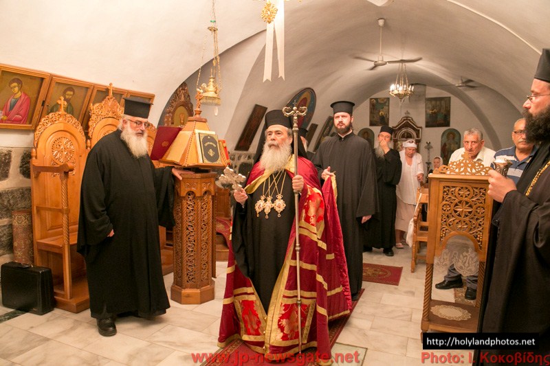 Блаженнейший Патриарх входит в Храм Святых Апостолов в Тивериаде