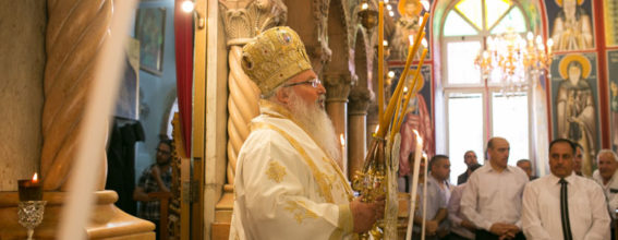 Его Высокопреосвященство Архиепископ Иорданский во время Божественной литургии