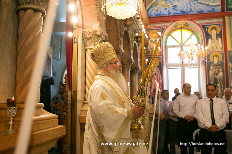 Его Высокопреосвященство Архиепископ Иорданский во время Божественной литургии