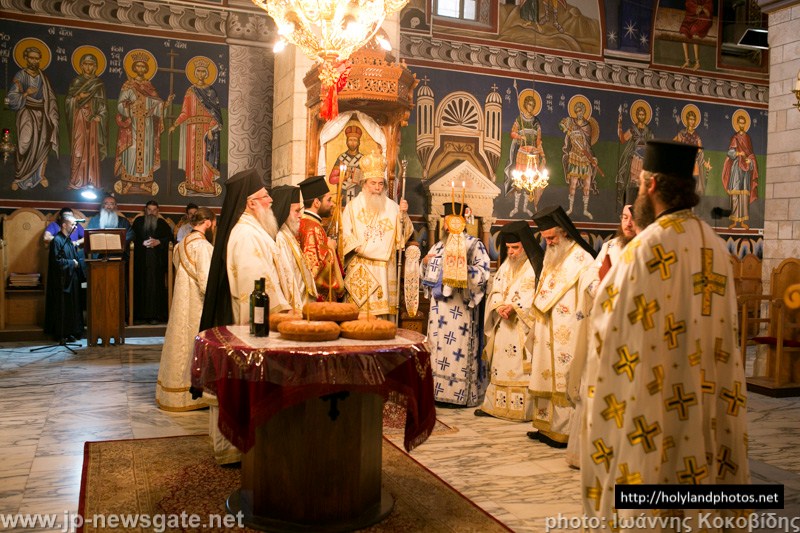 Блаженнейший Патриарх с сопровождением во время Артокласии