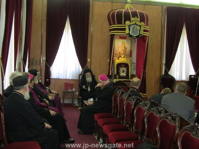 Блаженнейший Патриарх беседует с членами богословского диалога