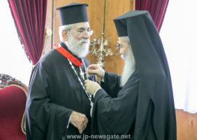 Блаженнейший Патриарх награждает Митрополита Киттского Хризостома