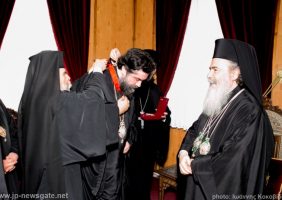 Блаженнейший Патриарх награждает Митрополита Серрского Феолога