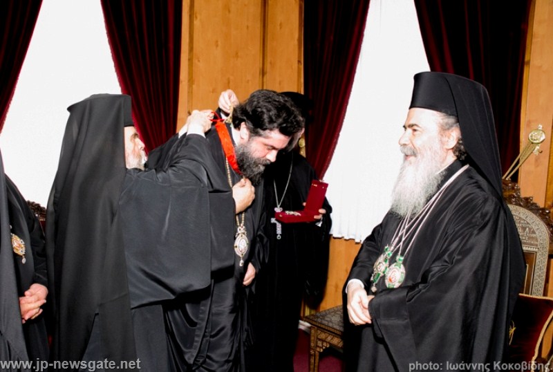 Блаженнейший Патриарх награждает Митрополита Серрского Феолога