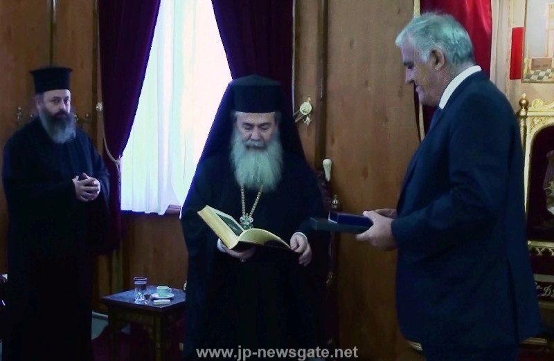 Блаженнейший Патриарх дарит г-ну Цокасу книгу Истории Иерусалимской Церкви