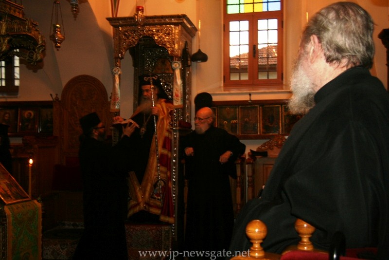 Блаженнейший Патриарх исполняет Катавасию во время Утрени