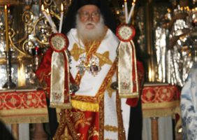 Его Высокопреосвященство Митрополит Назаретский Кириак во время Божественной литургии