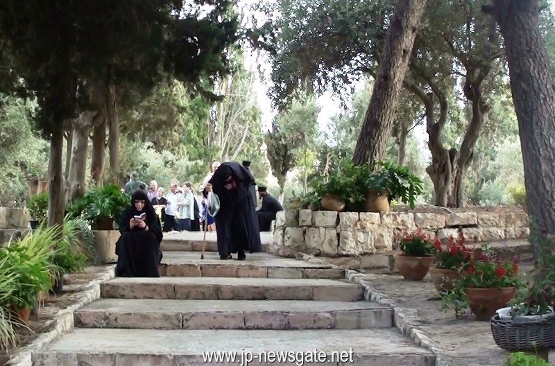 Паломники направляются в празднующий монастырь