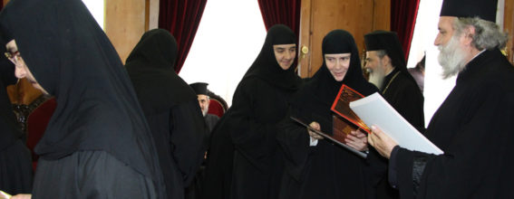 Блаженнейший Патриарх и Митрополит Капитольядский даруют иконы монахиням