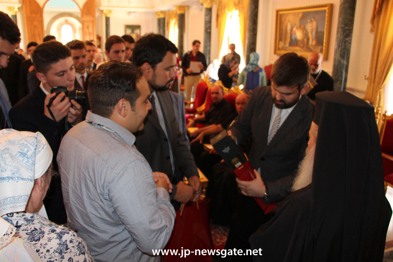 Члены делегации вручают Блаженнейшему Патриарху монастырское вино