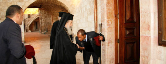 Блаженнейший Патриарх входит в храм Святых Константина и Елены