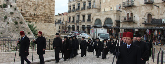 Святогробское Братство направляется в Армянский Патриархат