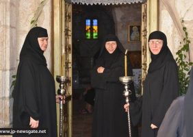 Elder Nun Seraphima and other nuns