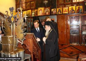 Г-н Медведев с Блаженнейшим Патриархом в ризнице