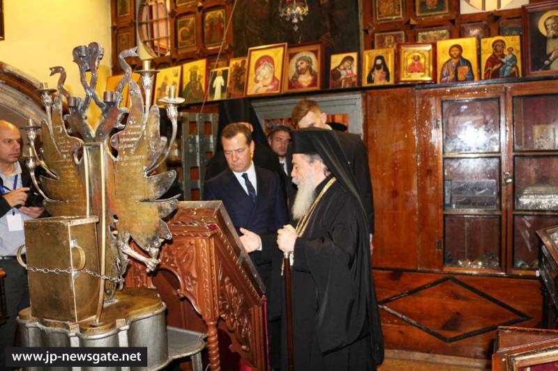 Г-н Медведев с Блаженнейшим Патриархом в ризнице