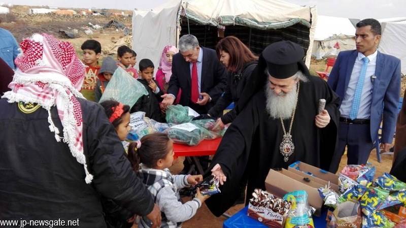01غبطة البطريرك يزور مخيم اللاجئين السوريين في ألاردن