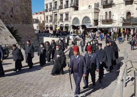 Святогробская братия направляется к Армянскому Патриархату
