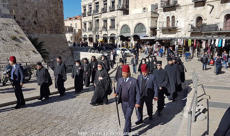 Святогробская братия направляется к Армянскому Патриархату