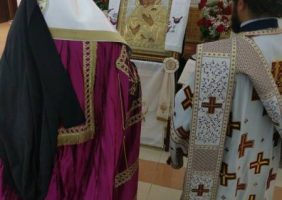 ÎPS Arhiepiscop Macarie al Qatarului în timpul Deniei Acatistului Buneivestiri