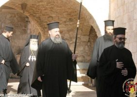 Preafericirea Sa și soborul în drum spre Biserica Mănăstirii Sfinții Împărați Constantin și Elena