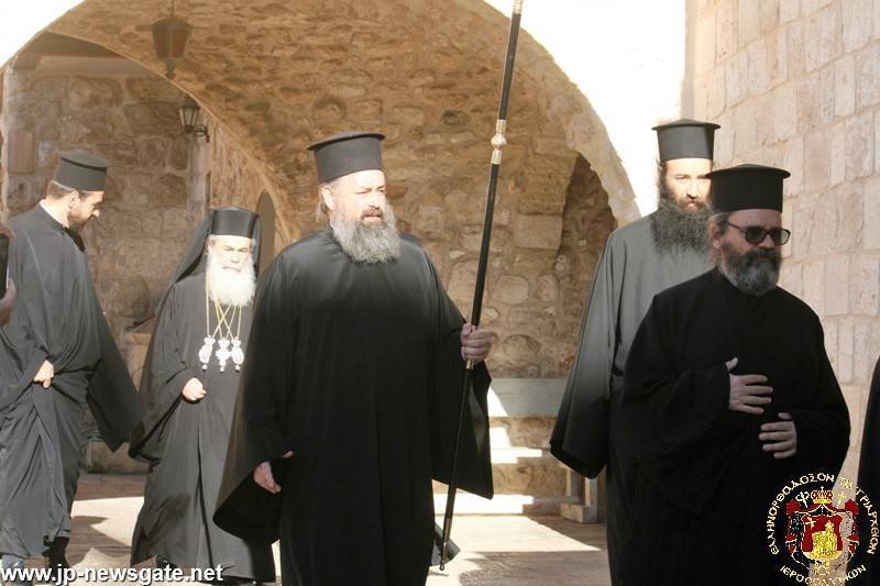 Preafericirea Sa și soborul în drum spre Biserica Mănăstirii Sfinții Împărați Constantin și Elena