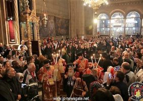 Preafericirea Sa ieșind din Catolicon și dând binecuvântarea pentru slujba de Paște