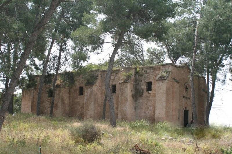 Ma`lul (1)[807]1. كنيسة 'صعود الرب' و'النبيّ إيليا' في معلول قبل إعادة الترميم، يظهر فيها الأعشاب على جدران وسطح الكنيسة [في أيار ٢٠٠٩].