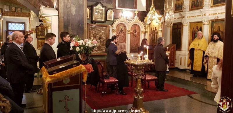 1خدمة القداس الألهي في كنيسة ممثلية القبر المقدس في موسكو