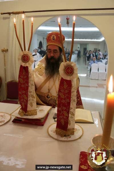 ÎPS Arhiepiscop al Qatarului în timpul Sfintei Liturghii de Crăciun