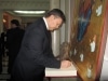 Ὁ κ. Yanukovych ὑπογράφει εἰς τό βιβλίον τῶν ἐπισκεπτῶν.