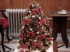 Χριστουγεννιάτικον δένδρον κατεσκευασμένο ἐκ κώνων πεύκου.