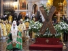 Ὁ Μακαριώτατος Πατριάρχης Μόσχας προσκυνῶν τόν σταυρόν τοῦ Ἁγίου Ἀνδρέου.
