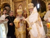 Ὁ Πατριάρχης Ρουμανίας ἐπιδίδει τό παράσημον εἰς τόν  Ἅγιον  Ἱεροσολύμων.