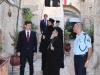 PF Patriarh, consulul grec, însoțitorii lor și polițiști israelieni făcând investigații
