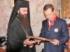 Părintele Schevofilax, Arhiepiscopul Isidor, îi oferă D-lui Medvedev o icoană a Maicii Domnului
