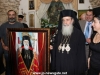Prea Fericitul Patriarh primește un portret care îl reprezintă din partea unui pelerin