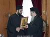 Prea Fericitul Patriarh îi oferă Părintelui Nectarie o icoană a Maicii Domnului