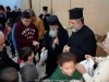 Prea Fericirea Sa oferă daruri elevilor Școlii Sf. Dimitrie