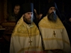 Preoți în veșminte liturgice în timpul Sfintei Liturghii